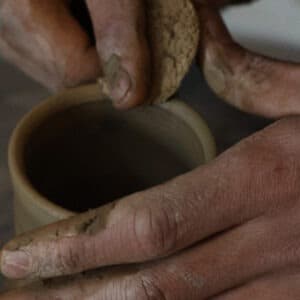Technique d'éponge au tournage — cours de poterie Paris