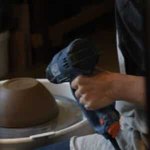Séchage des pièces en grès — atelier Slow Potter Paris